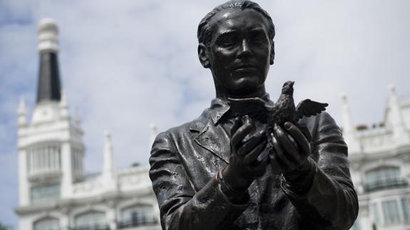 Escultura en recuerdo de Garcia Lorca en Madrid.