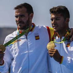 Saul Craviotto (i) y Cristian Toro (d), con la medalla de oro.