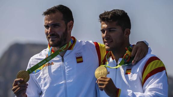Saul Craviotto (i) y Cristian Toro (d), con la medalla de oro. 