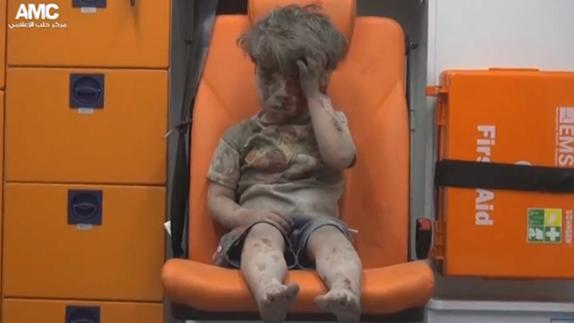 Un niño tras el bombardeo. 
