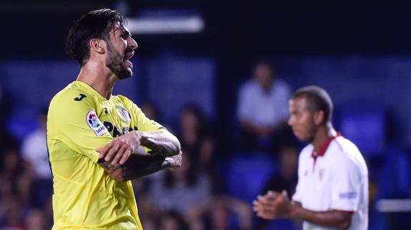 Roberto Soriano (i) se lamenta tras fallar una ocasión de gol.