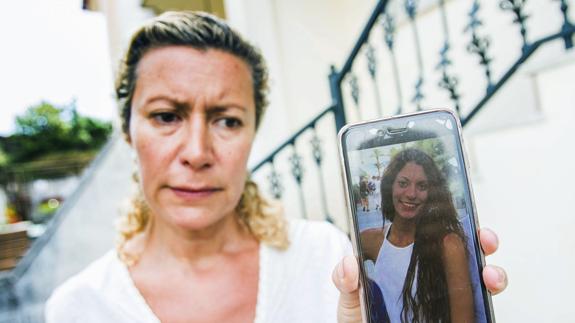 La madre de Diana Quer con una foto de su hija desaparecida.