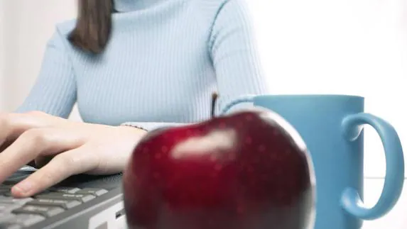 La fruta, el agua y los zumos e infusiones pueden ser buenos aliados para contrarrestar las ganas de fumar. 