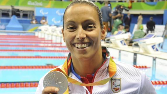 La española Teresa Perales, con la medalla de plata.