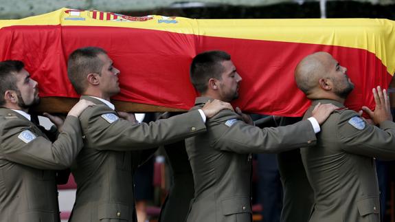 Compañeros del soldado valenciano Aaron Vidal López portan el féretro con sus restos mortales.