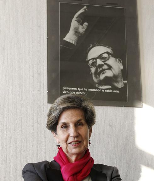 Isabel Allende, junto a una fotografía de su padre.