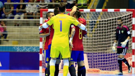 Los jugadores españoles celebran un gol. 