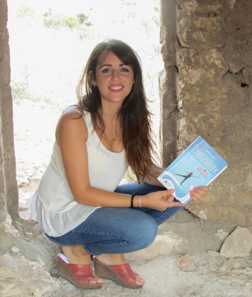 Verónica Díaz con su libro 'Diecisiete. Cuando desperté, el dinosaurio estaba allí'. 