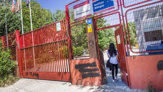 Una joven, entrando en su instituto.