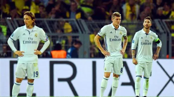 Modric, Kroos y Ramos, se lamentan tras el empate. 