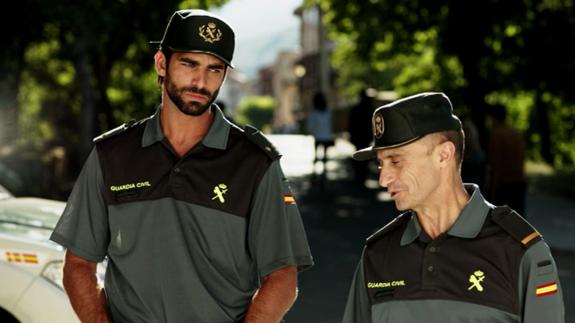 Los actores Rubén Cortada y Pepe Viyuela en la serie 'Olmos y Robles'.