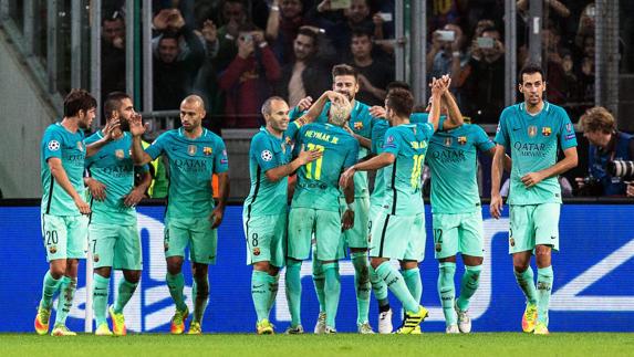 Los jugadores del Barça celebran el gol de Piqué.