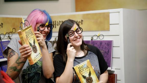 Dos fans de Harry Potter, muestran los primeros ejemplares del octavo libro de la saga.