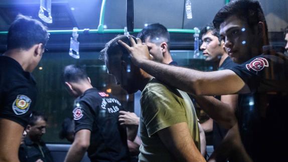 Policías turcos detienen a un soldado tras el intento de golpe de Estado. 