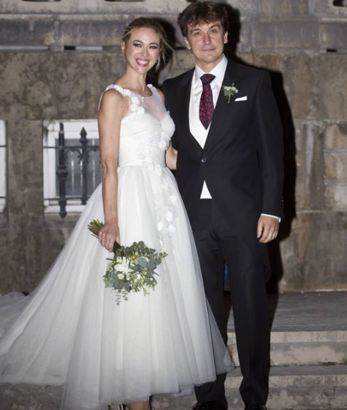 Los recién casados posaron en las escaleras del PalacioReal de la Magdalena.