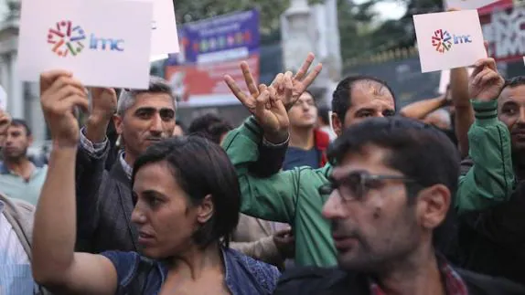 Manifestantes turcos protestan por el cierre de televisiones y radios