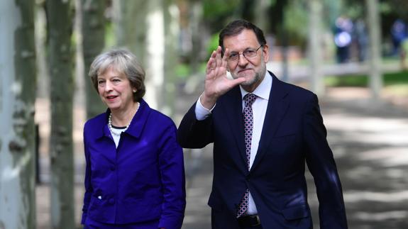 Theresa May y Mariano Rajoy pasean por los jardines de Moncloa.
