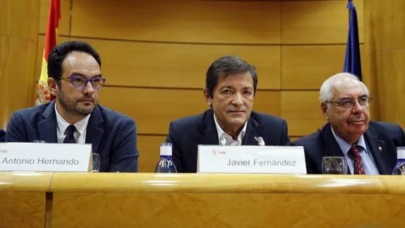 Javier Fernández, Antonio Hernando y Vicente Álvarez Areces en la reunión en el Senado.