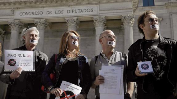 Protesta y entrega de firmas para pedir la bajada del IVA cultural