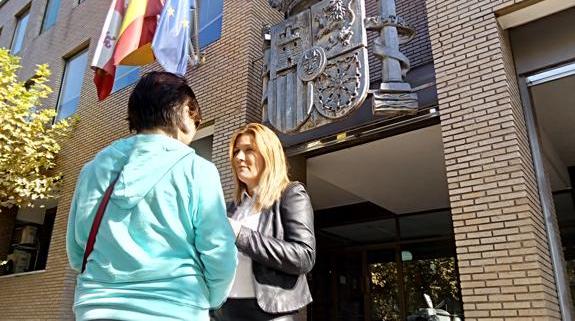 La joven presuntamente agredida (de espaldas) junto a su abogada.