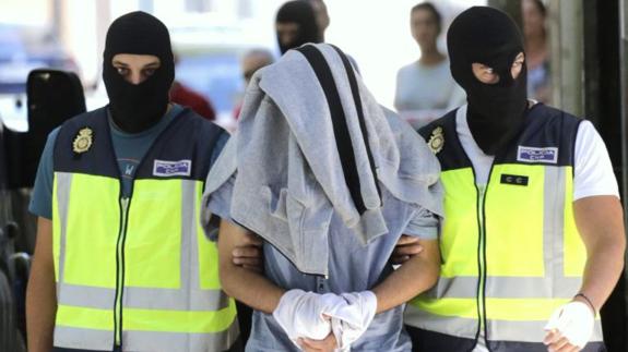 Agentes de la Policía Nacional trasladan al detenido