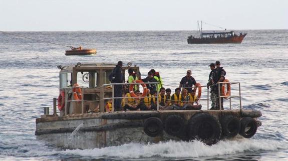 Un barco traslada refugiados a Isla de Navidad