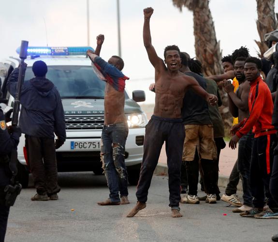 Varios inmigrantes en las calles de Ceuta tras saltar la valla.