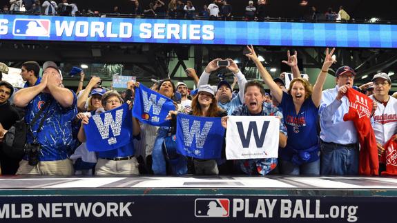 Aficionados de los Cubs, con la 'w' de victoria (win). 