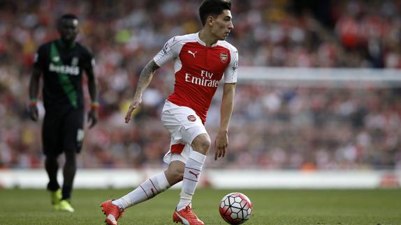 Héctor Bellerín controla el balón durante un partido del Arsenal. 