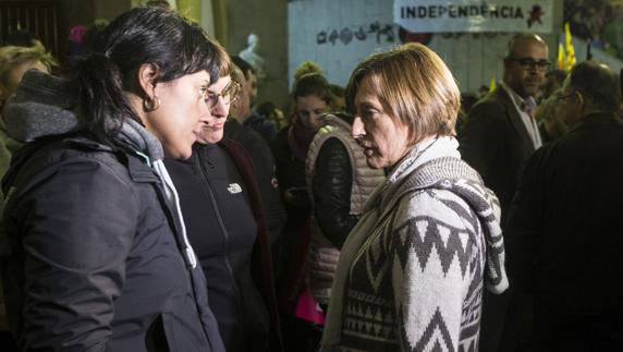 Anna Gabriel y Carme Forcadell participan en una protesta en Barcelona