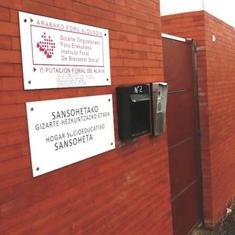 Una joven pasa junto al centro educativo foral Sansoheta, a las afueras de la capital alavesa.