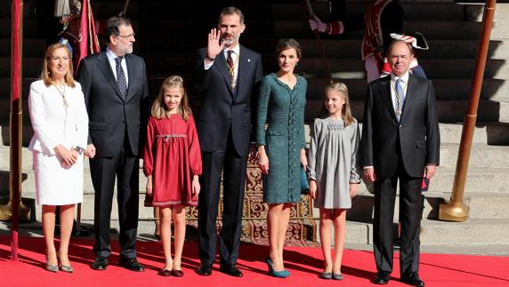 Ana Pastor, Mariano Rajoy, la Princesa Leonor, el rey Felipe VI, la reina Letizia, la infanta Sofía y Pío García-Escudero.