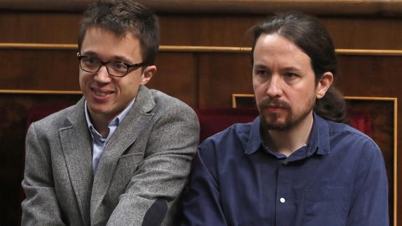 Íñigo Errejón y Pablo Iglesias, ayer en el Congreso. 
