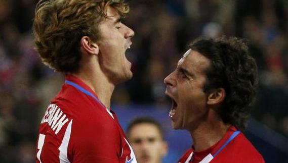 Griezmann celebra con Tiago el 2-0 al PSV Eindhoven. 