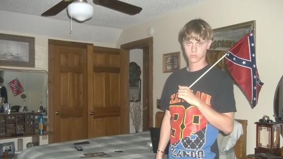 Dylan Roof, autor de la masacre de Charleston, posa con una bandera confederada.