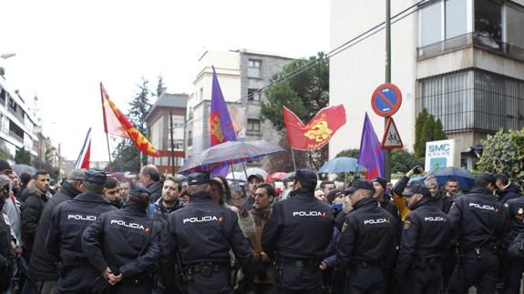 Agentes de policía separan a los partidarios y detractores de Castro ante la embajada de Cuba en Madrid.