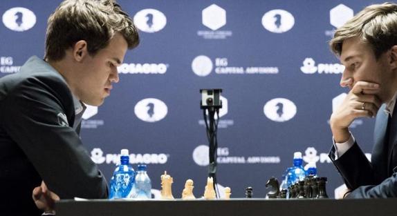 Magnus Carlsen (i) y Sergey Karjakin. 