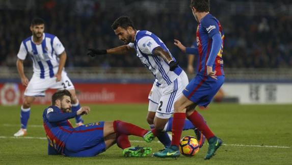 Gerard Piqué lucha por un balón en Anoeta. 