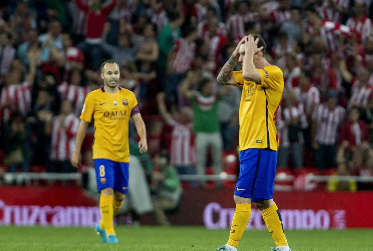 El peor Barça se agarra a Iniesta para recuperar su esencia