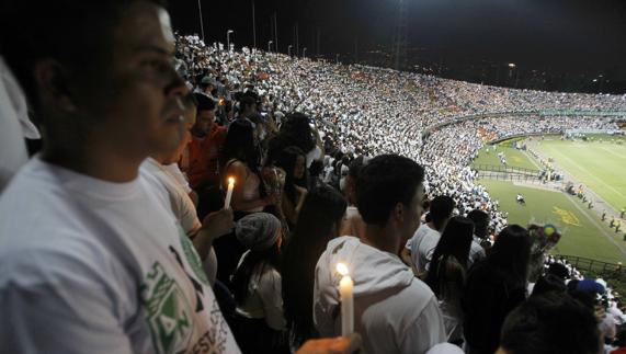 Aficionados honran a las víctimas del accidente aéreo en Medellín.