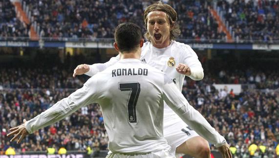 Cristiano espera el abrazo de Modric. 