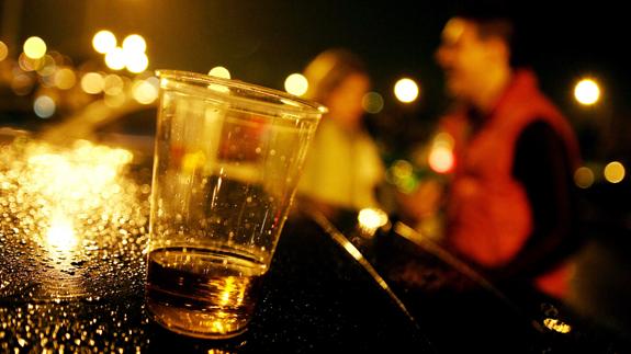 Unos jóvenes beben alcohol durante un botellón en Malaga. 
