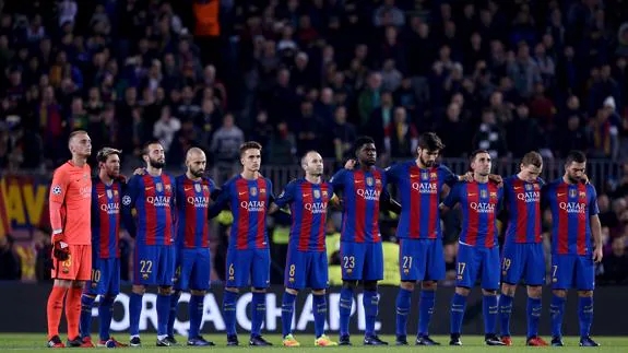 Los jugadores del Barcelona guardan un minuto de silencio por la tragedia. 