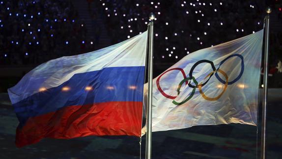 La bandera rusa y la bandera olímpica, durante la ceremonia de clausura de los Juegos Olímpicos de Invierno Sochi 2014. 
