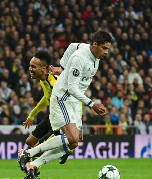 Varane, en una acción ante el Dortmund. 