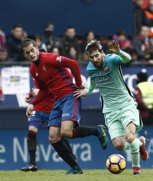 Goran Causic (i) disputa un balón con el delantero argentino del FC Barcelona Leo Messi (d).