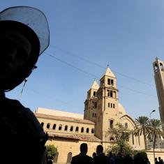 Policías en la catedral copta de El Cairo.