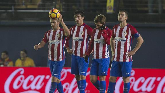 Los jugadores del Atlético se lamentan tras encajar el tercer gol. 