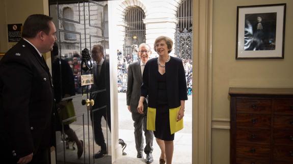 Theresa May, primer ministro del reino Unido, y su marido, entrando en el 10 de Downing Street.