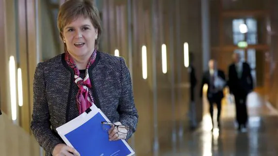 Sturgeon acude al parlamento escocés. 